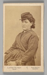 Louise Bonenfant, cantinière et pointeuse dans l'artillerie des fédérés – Photographie de Appert , prison des Chantiers (Source : The Metropolitan Museum of Art